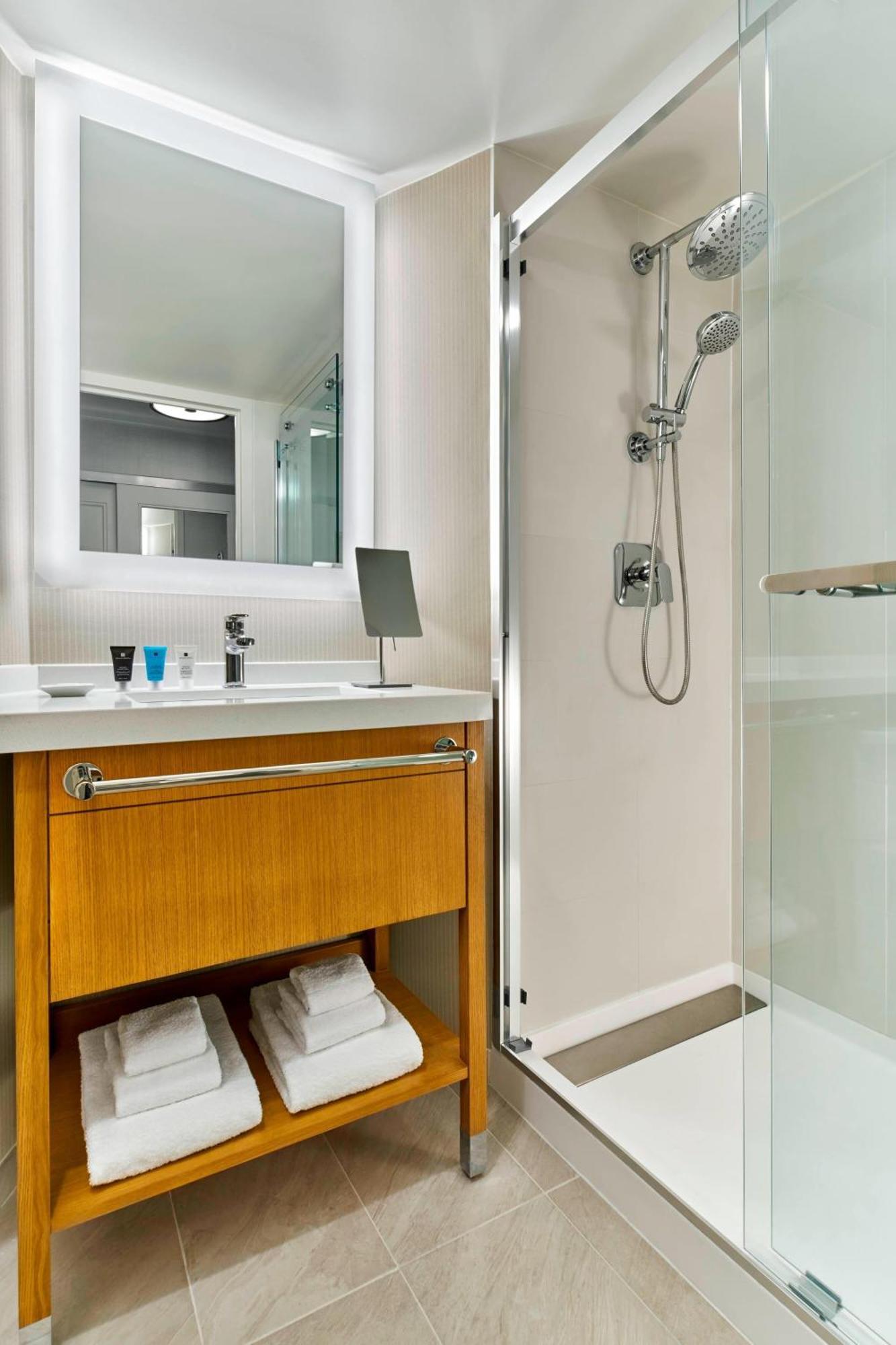Delta Hotels By Marriott Richmond Downtown Екстер'єр фото